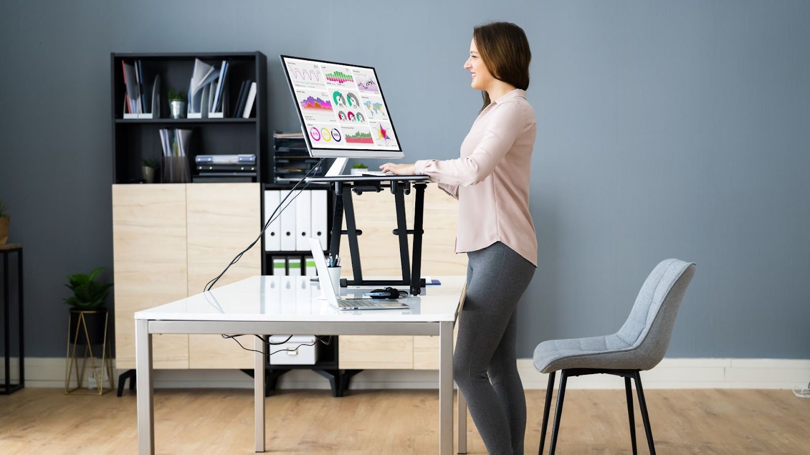 7 Proven Benefits of Using an Adjustable Standing Desk