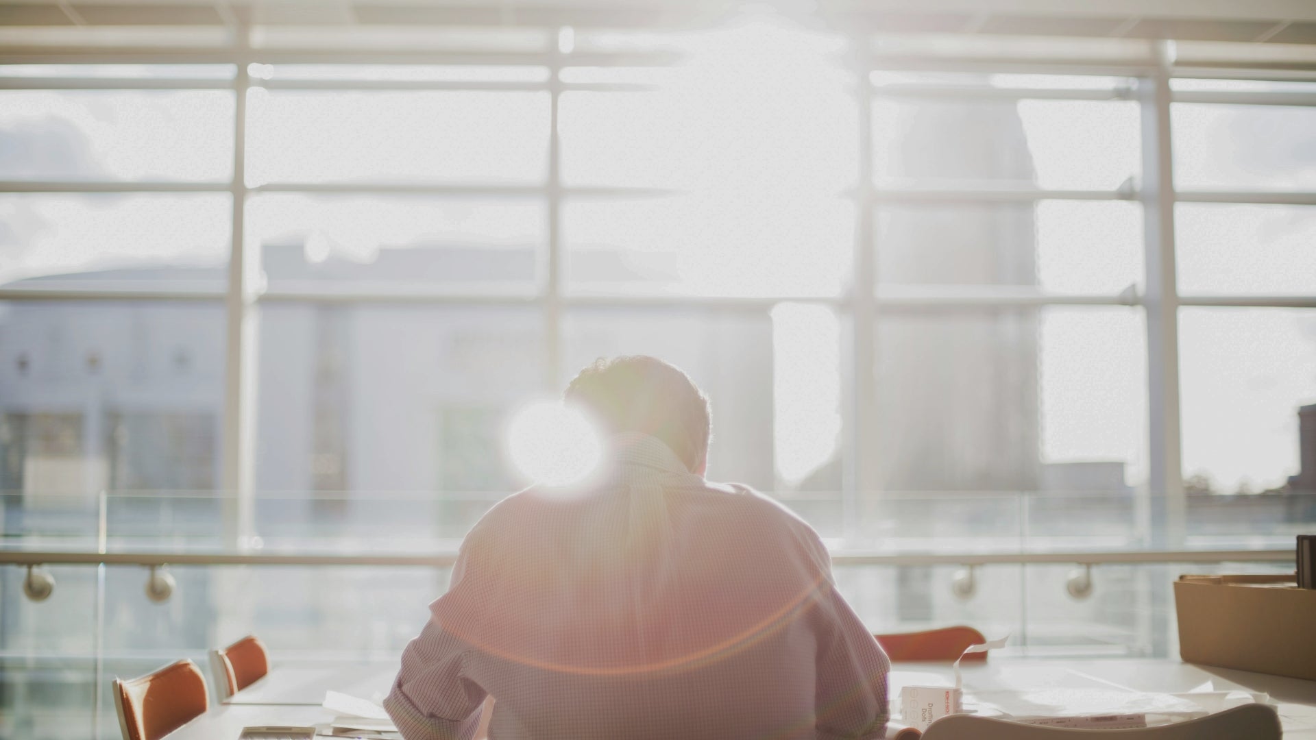 How Adjustable Desks Improve Focus and Energy During Shorter, Darker Days