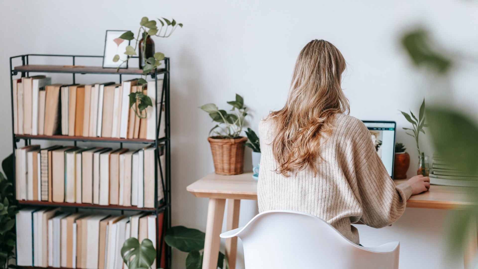 Manifestation Station: How Your Standing Desk Can Inspire Your 2025 Dreams